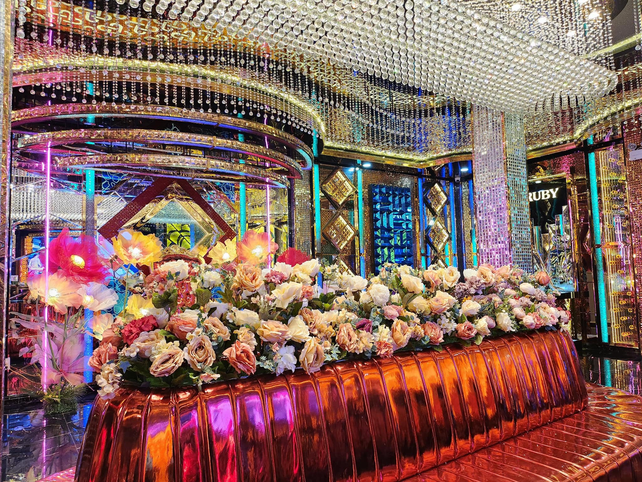 Hình ảnh thi công sảnh đón karaoke thực tế tại KTV Ruby