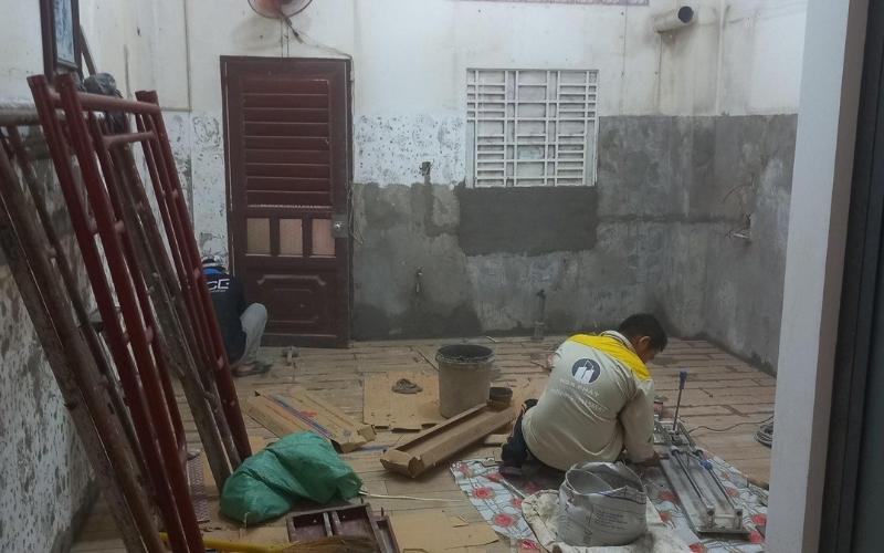 Hình ảnh tiến hành lát gạch