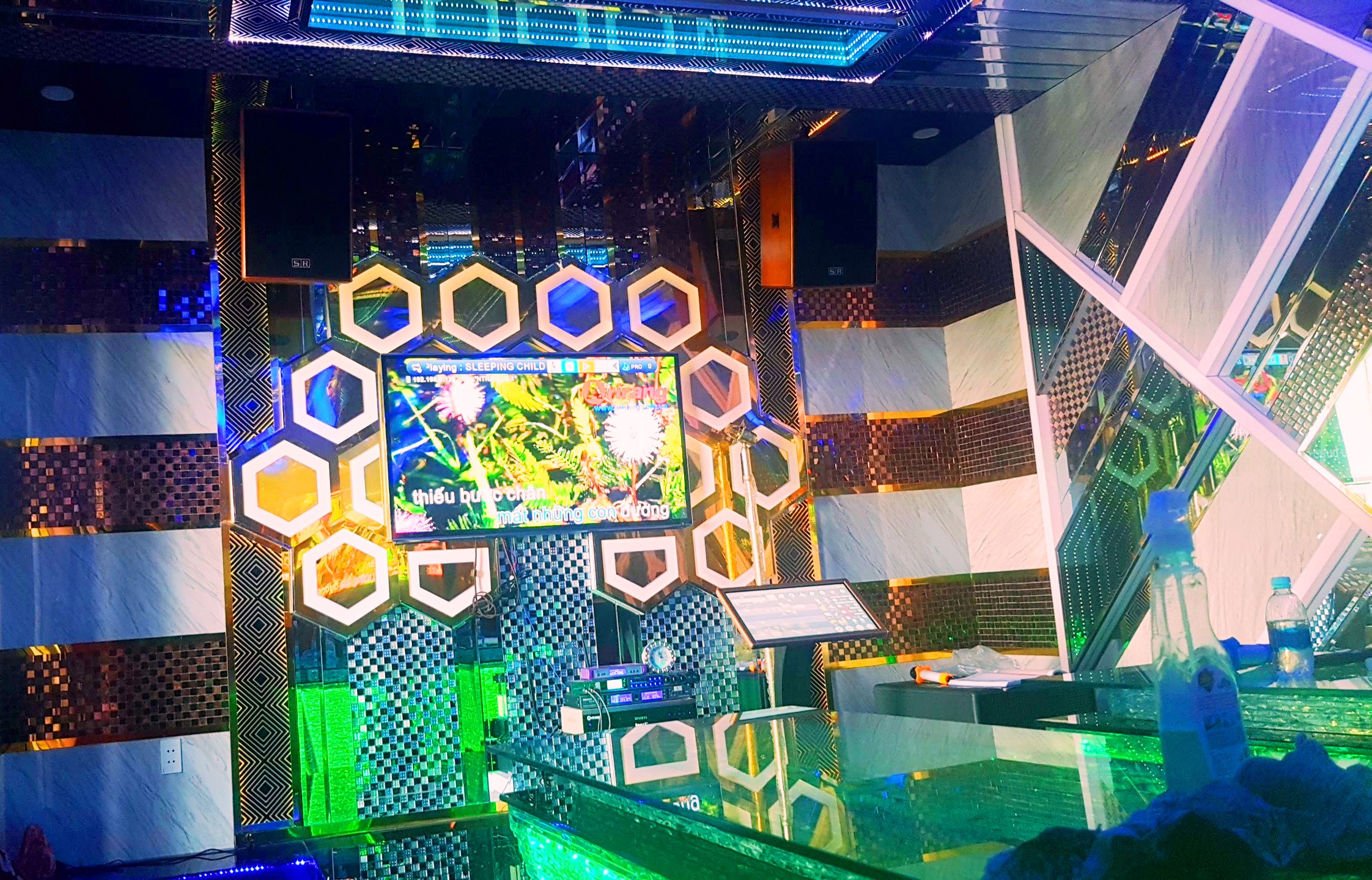 Thi công phòng karaoke gia đình ngọc anh hình thực tế Thi công phòng karaoke gia đình ngọc anh hình thực tế vách sân khấu