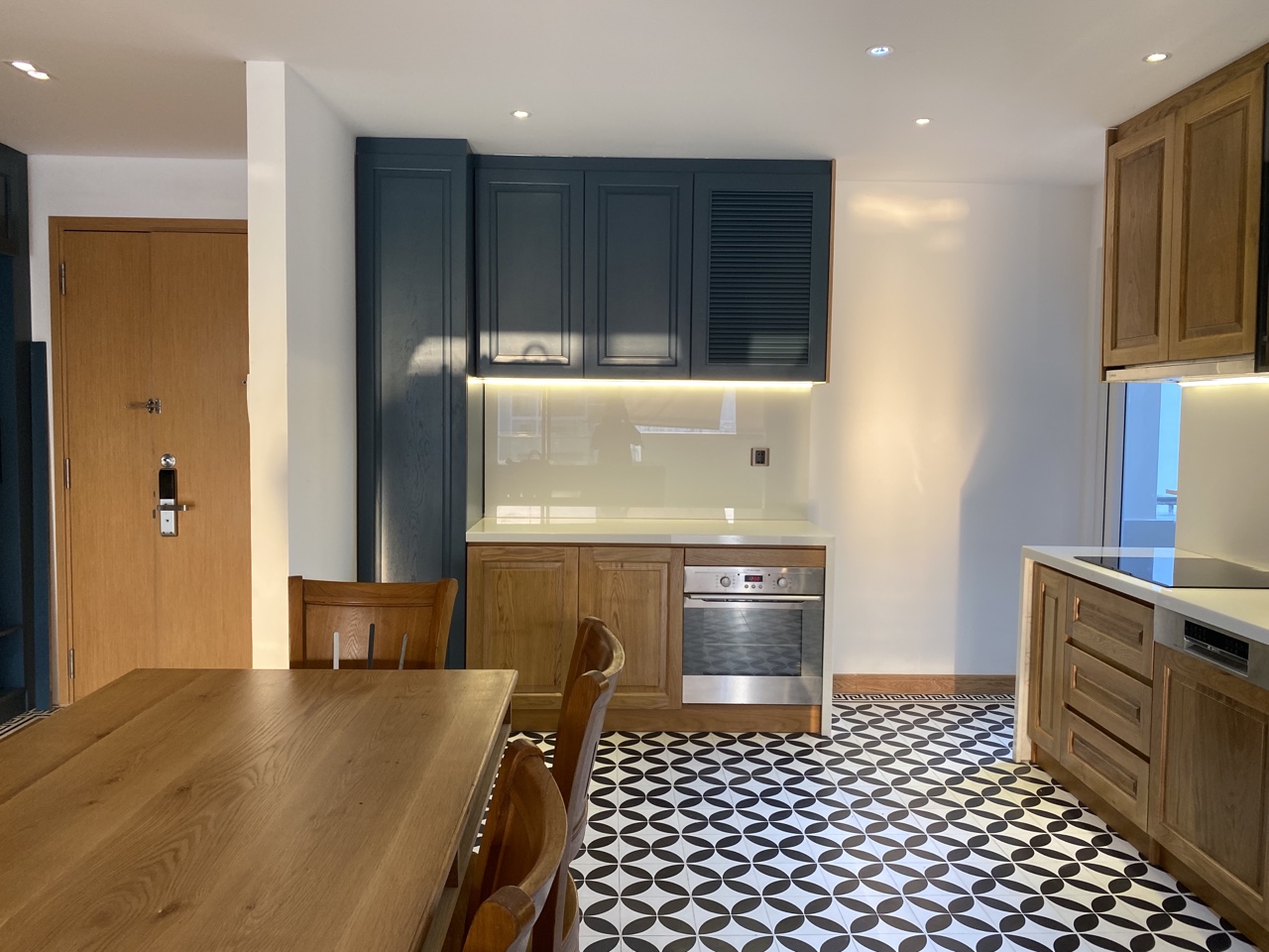 Mẫu tủ bếp hiện đại với gam màu mới lạ