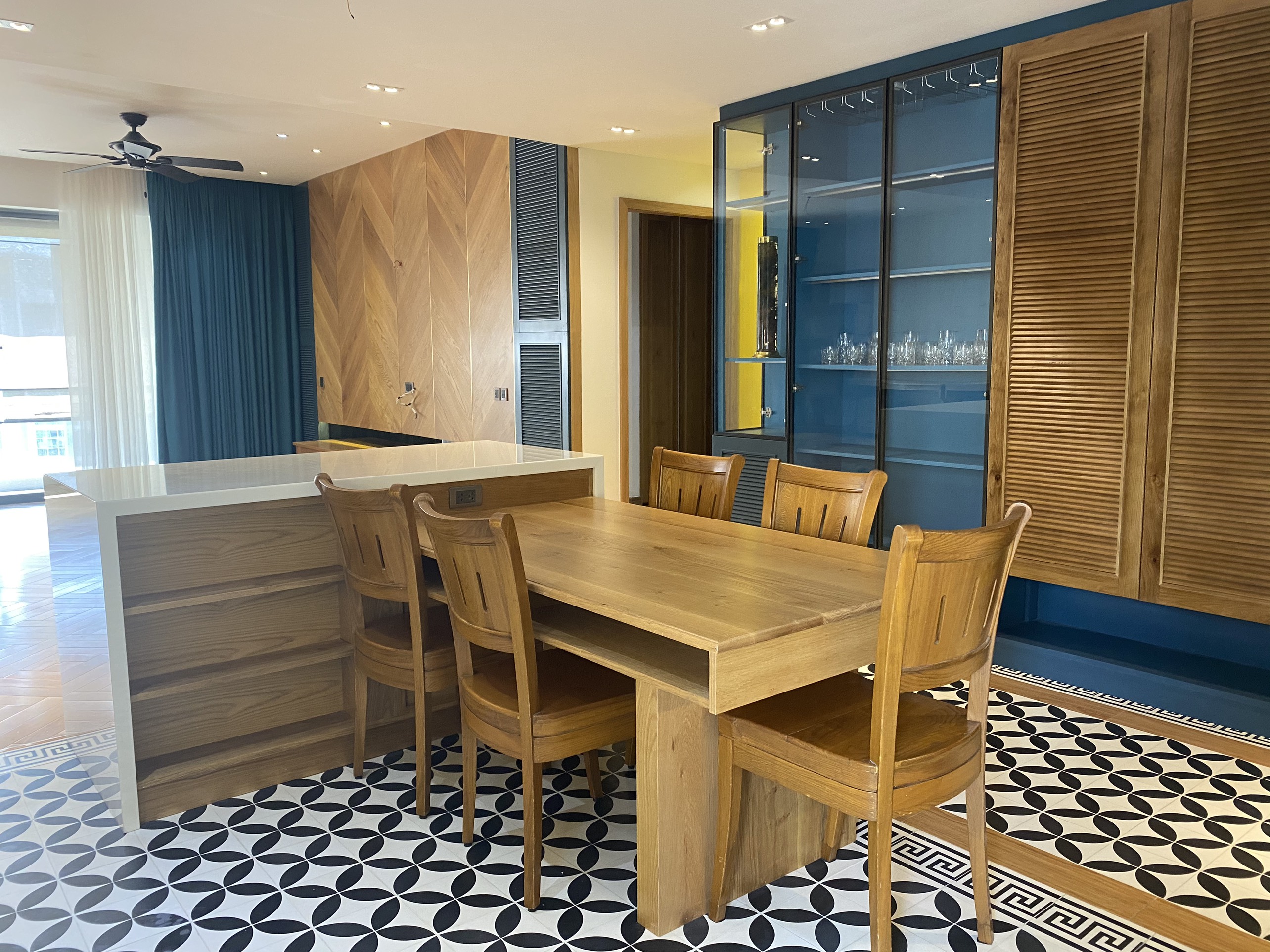 Thiết kế quầy bếp kết hợp bàn ăn thông minh